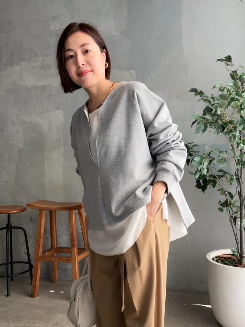 「キーネック、スウェット、チノパン、レイヤードスタイル、春服、ラクチンコーデ、着回しコーデ、パンツコーデ、初春コーデ、休日スタイル、キレイめ、春」｜「RIVE DROITEのキーネックオーバースウェット（スウェット、グレー系）」を使った、RIVE DROITE officialさん（骨格ナチュラル・レディース・160cm）の冬コーディネートの4枚目の写真