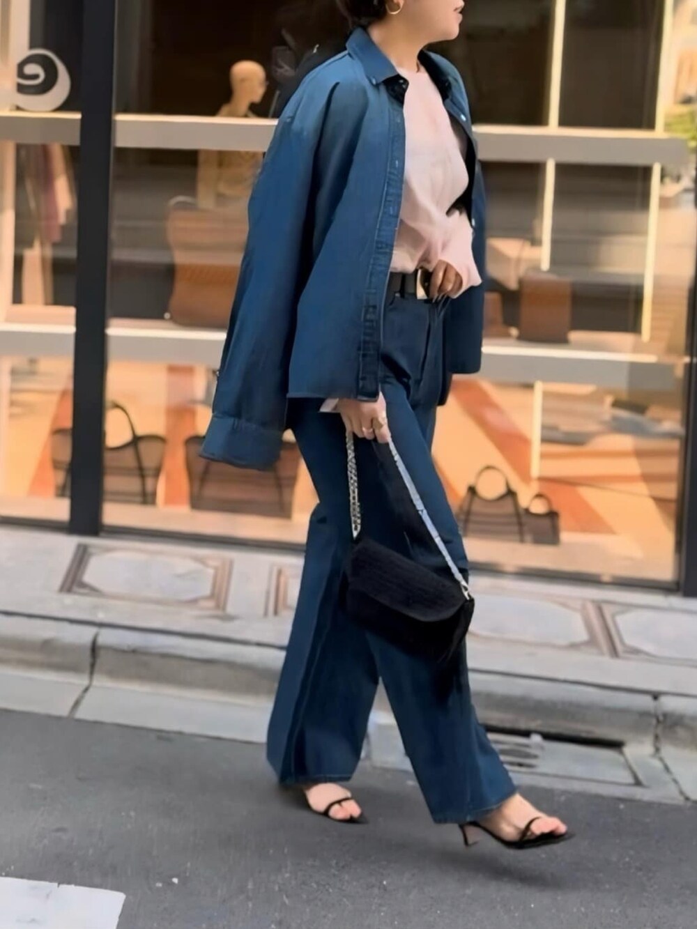 ピンク系のシャツ/ブラウス、ブラック系のショルダーバッグ、ブラック系のサンダルを着用したレディースの春コーディネートの3枚目の写真