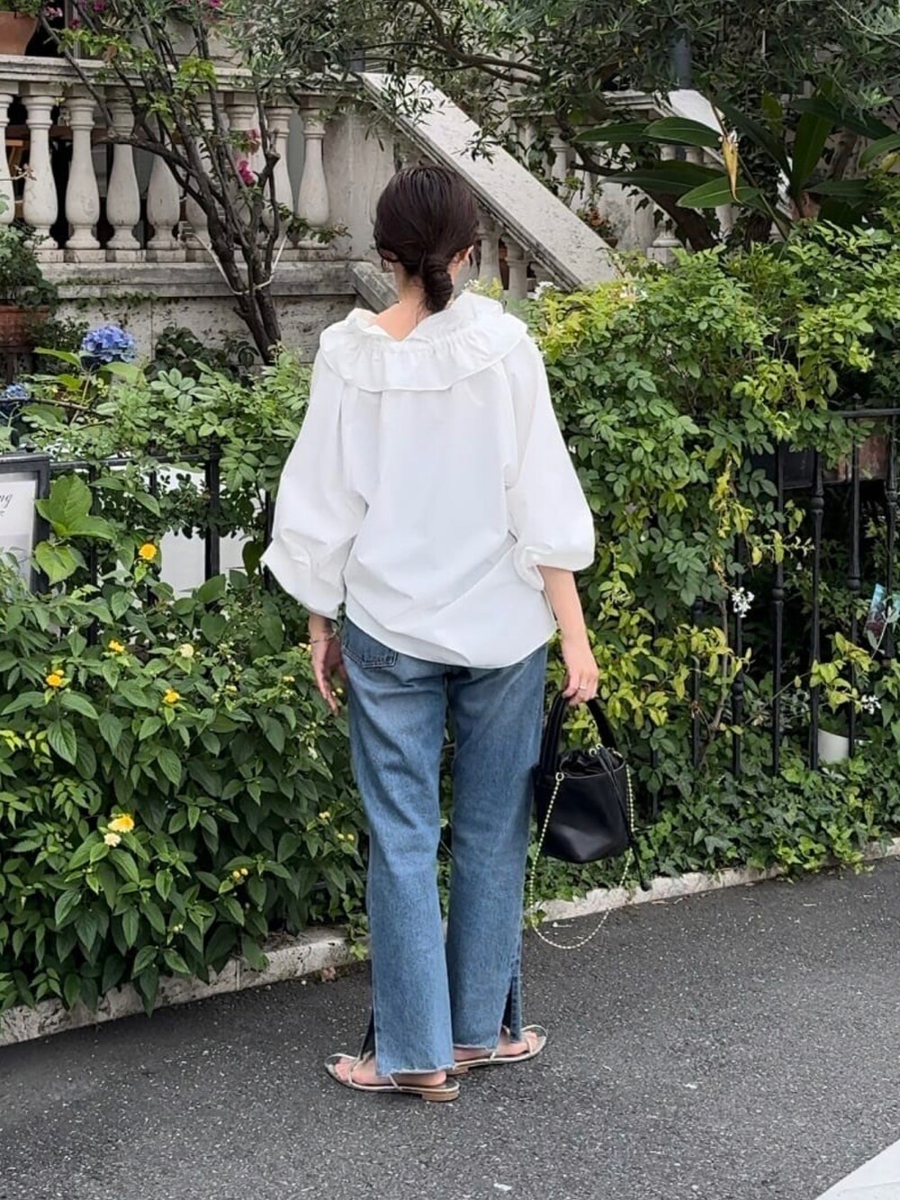 ホワイト系のシャツ/ブラウス、ブルー系のデニムパンツ、ブラック系のハンドバッグを着用したレディースの夏コーディネートの4枚目の写真