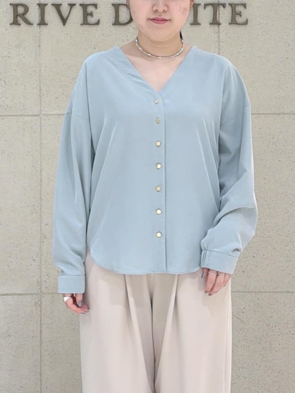 ブラウン系のその他シューズ、ブラウン系のトートバッグ、グリーン系のシャツ/ブラウスを着用したレディースの春コーディネートの5枚目の写真