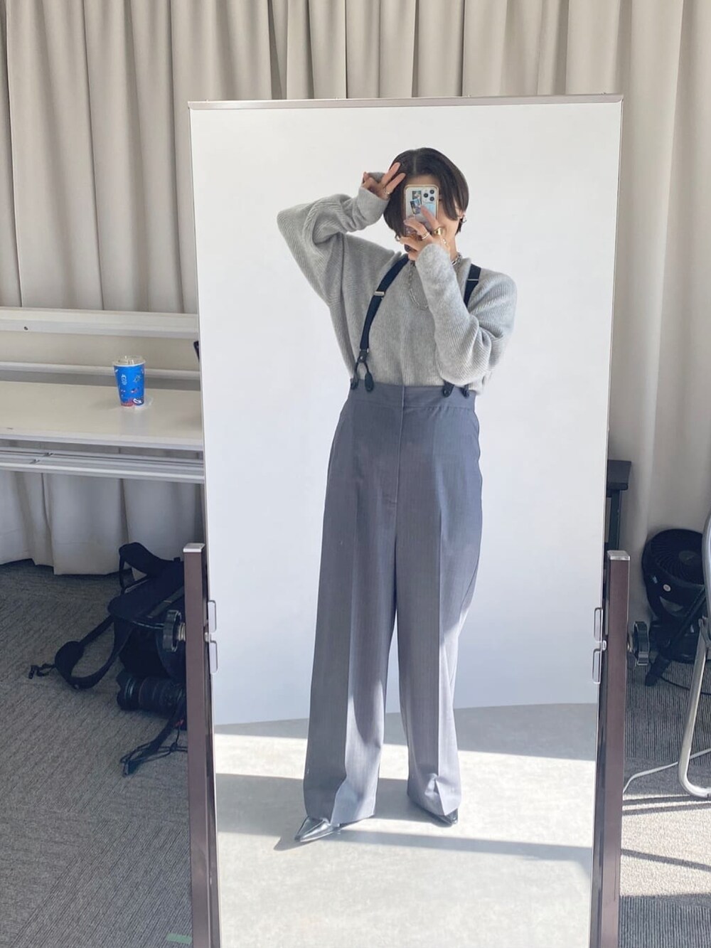 グレー系のニット/セーター、ブラック系のその他パンツを着用したレディースの冬コーディネートの3枚目の写真