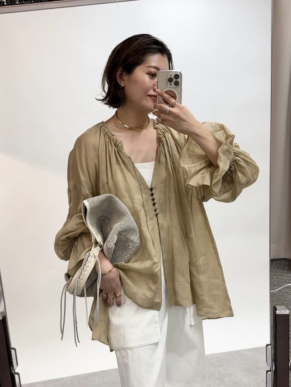 ホワイト系のカーゴパンツ、ベージュ系のシャツ/ブラウスを着用したレディースの春コーディネートの4枚目の写真