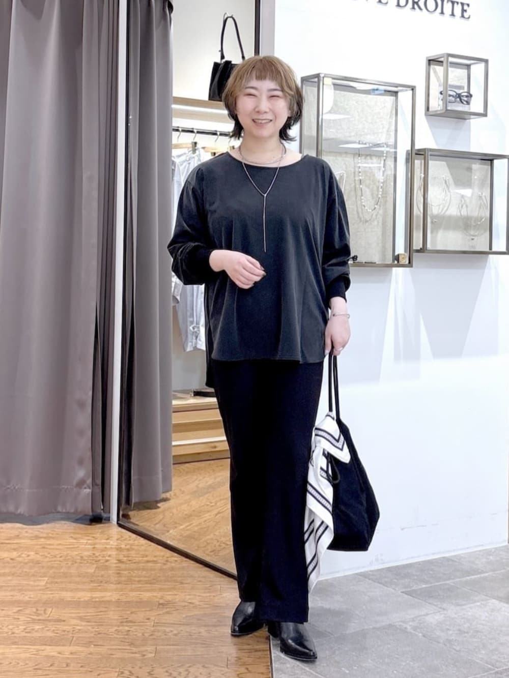 ブラック系のその他パンツ、ブラック系のテーラードジャケット、ブラック系のトートバッグを着用したレディースの春コーディネートの9枚目の写真