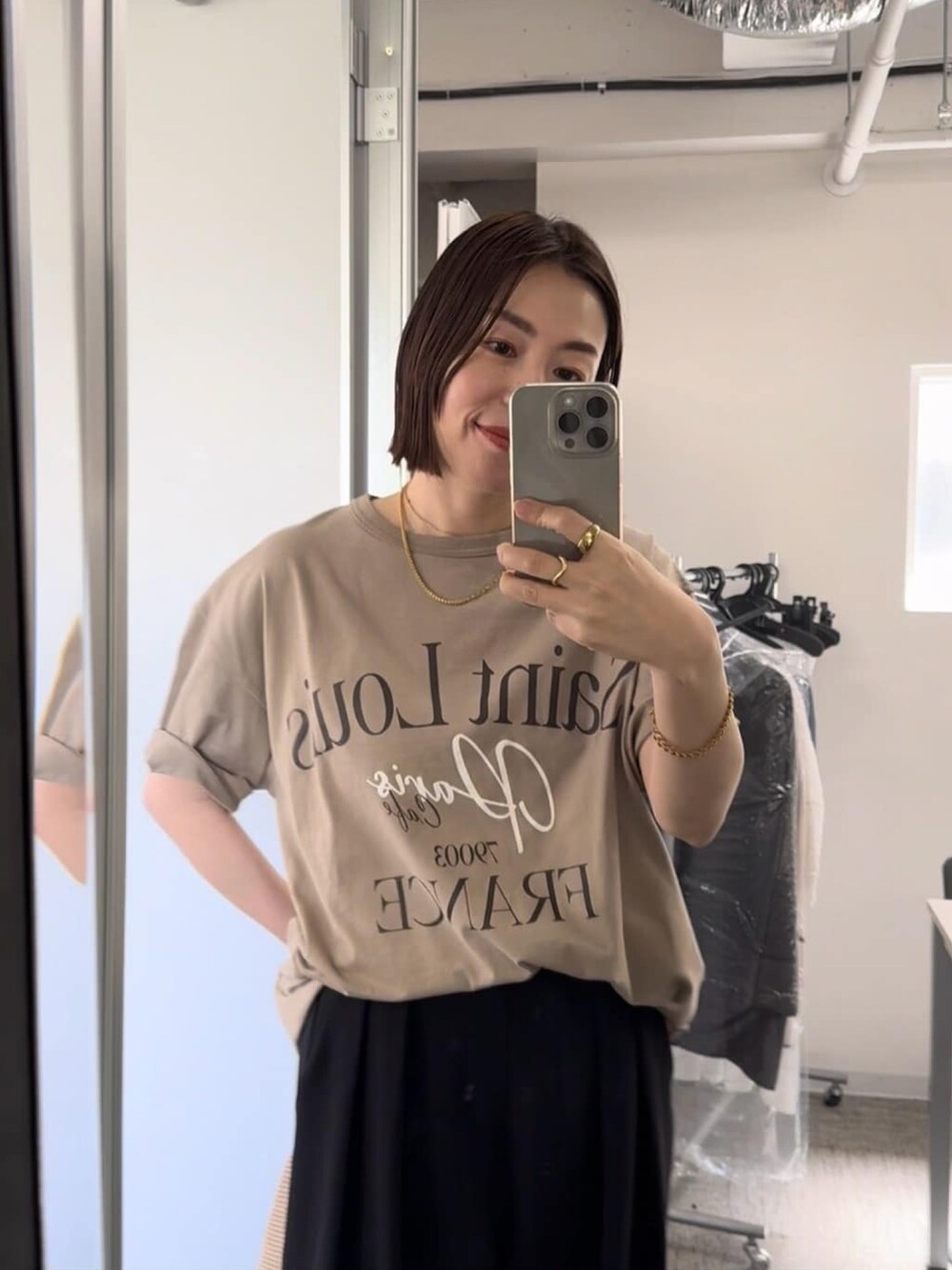 グレー系のスラックス、グレー系のTシャツ/カットソー、グリーン系のテーラードジャケットを着用したレディースの春コーディネートの3枚目の写真