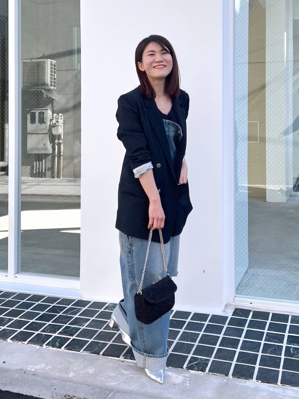 ブルー系のサロペット/オーバーオール、ブラック系のショルダーバッグ、シルバー系のパンプスを着用したレディースの春コーディネートの2枚目の写真