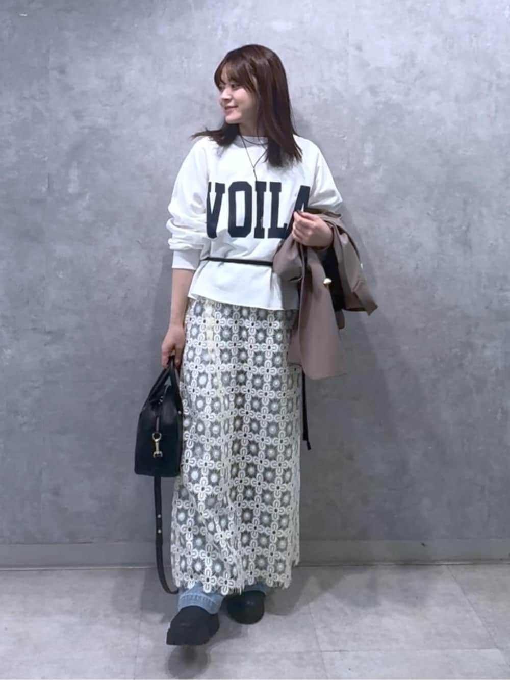 ホワイト系のスウェット、ブラウン系のテーラードジャケット、ブラック系のボストンバッグを着用したレディースの冬コーディネートの4枚目の写真