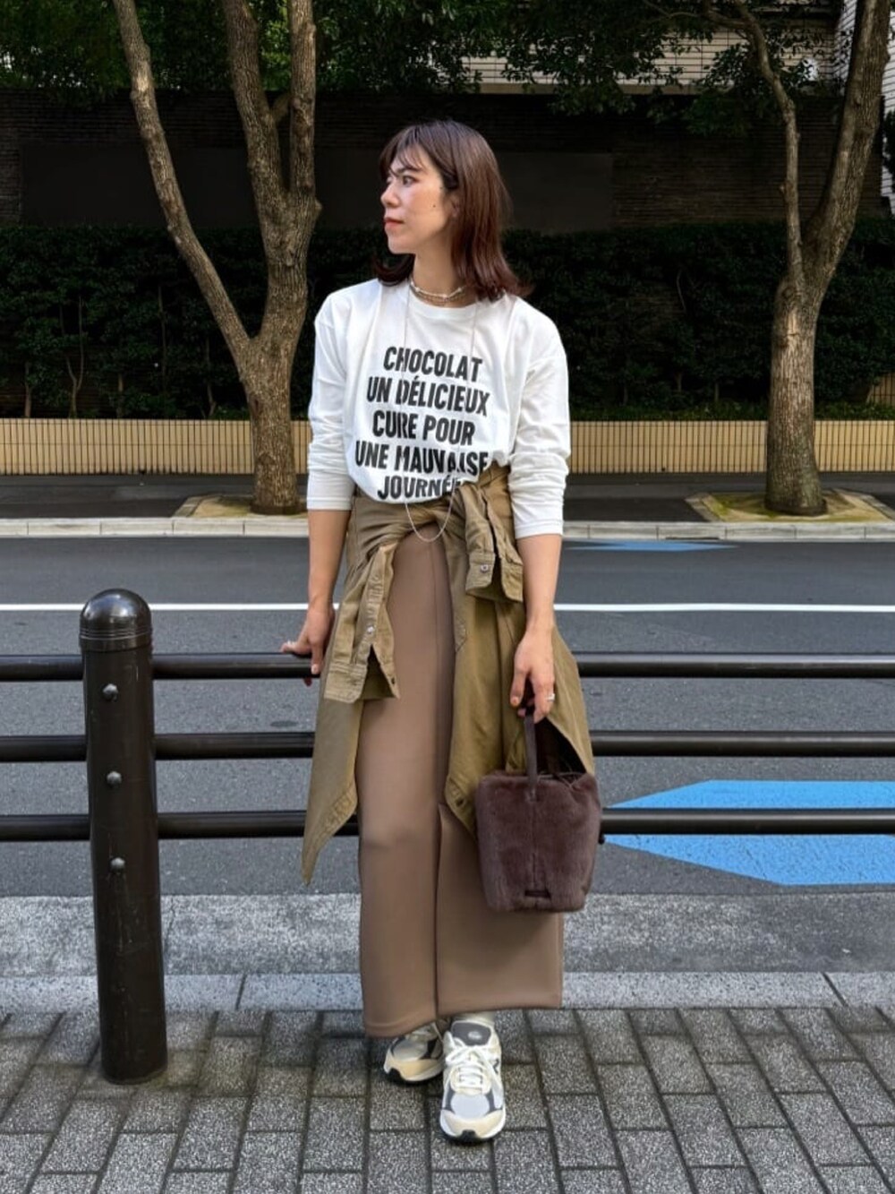 ホワイト系のTシャツ/カットソー、ブラウン系のシャツ/ブラウス、ブラウン系のスカートを着用したレディースの夏コーディネートの3枚目の写真