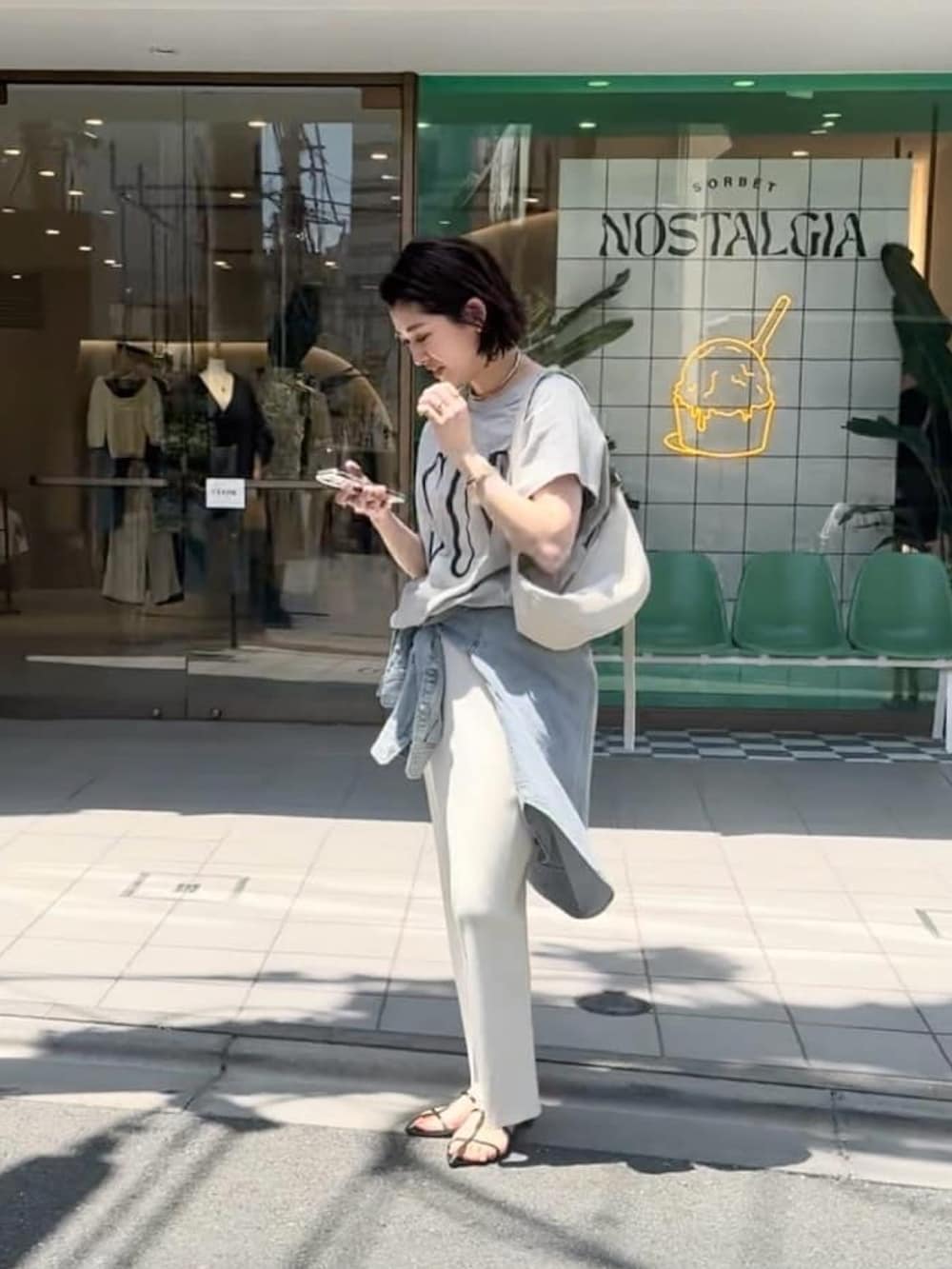 ホワイト系のスカート、ブラック系のサンダル、ブルー系のシャツ/ブラウスを着用したレディースの春コーディネートの5枚目の写真