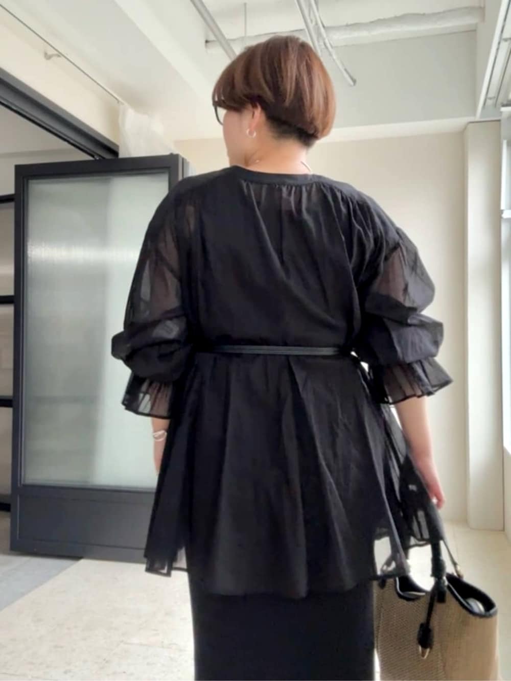 ブラック系のワンピース、ブラック系のサンダル、ブラック系のシャツ/ブラウスを着用したレディースの春コーディネートの6枚目の写真