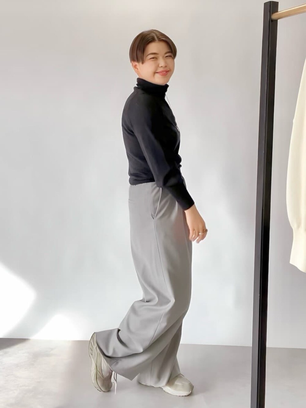 ブラック系のニット/セーター、グレー系のその他パンツを着用したレディースの冬コーディネートの4枚目の写真