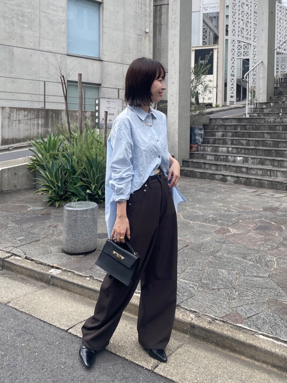 ブラウン系のその他パンツ、ブラック系のハンドバッグ、ブラック系のパンプスを着用したレディースの秋コーディネートの2枚目の写真