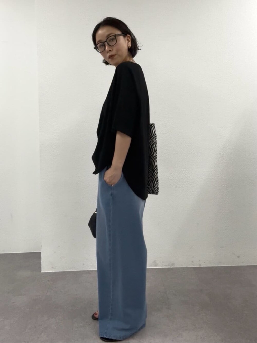 ブラック系のショルダーバッグ、ブラック系のTシャツ/カットソー、ブラック系のトートバッグを着用したレディースの春コーディネートの8枚目の写真