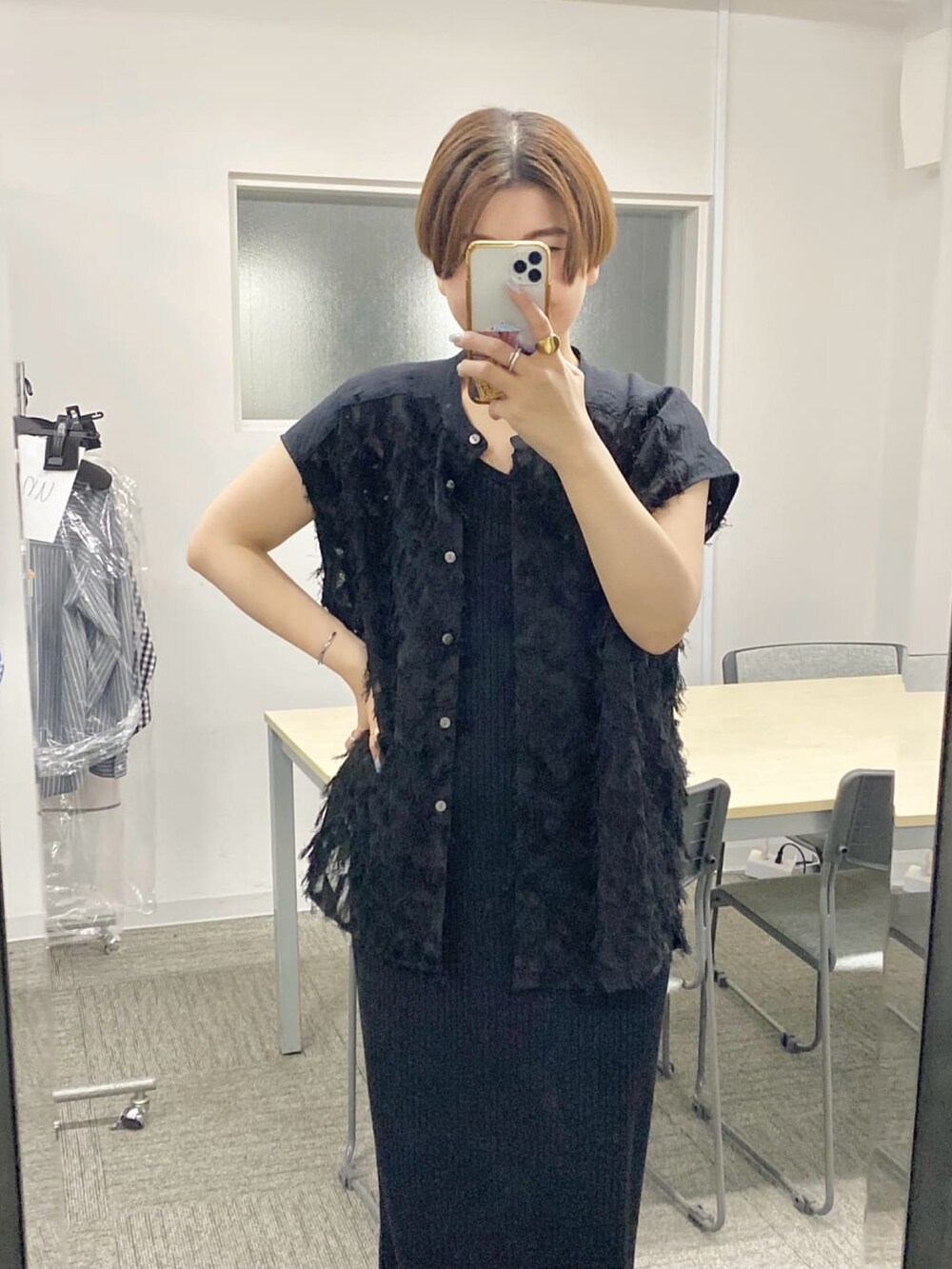 ブラック系のワンピース、ブラック系のシャツ/ブラウスを着用したレディースの春コーディネートの2枚目の写真