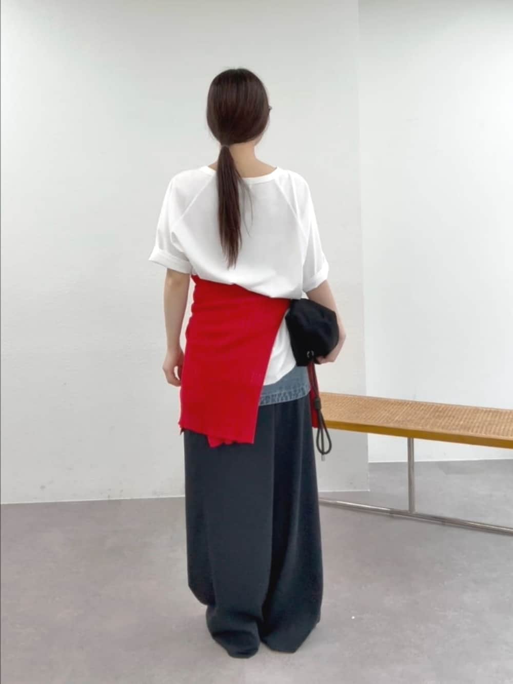 ブルー系のその他パンツ、レッド系のカーディガン/ボレロ、ブルー系のデニムスカートを着用したレディースの春コーディネートの3枚目の写真