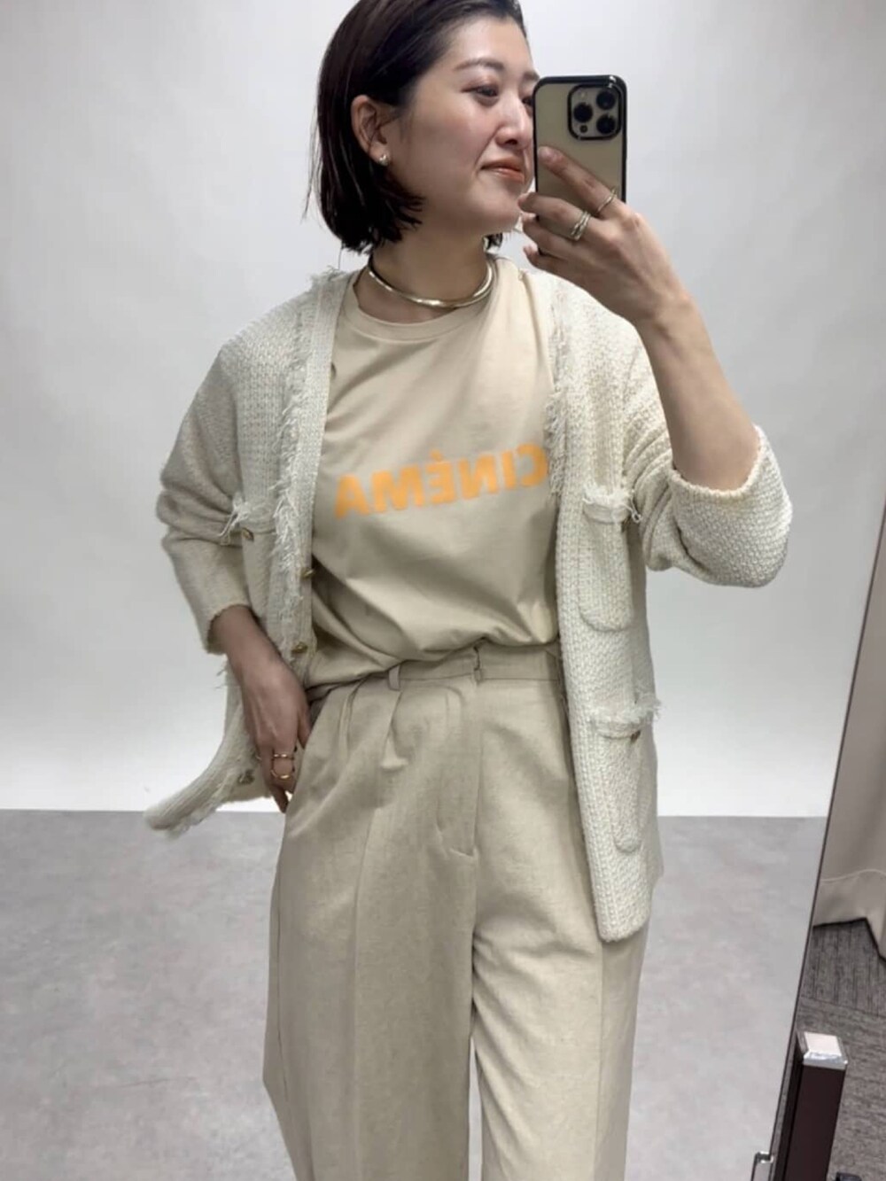 ベージュ系のTシャツ/カットソー、ホワイト系のカーディガン/ボレロ、ベージュ系のその他パンツを着用したレディースの冬コーディネートの2枚目の写真