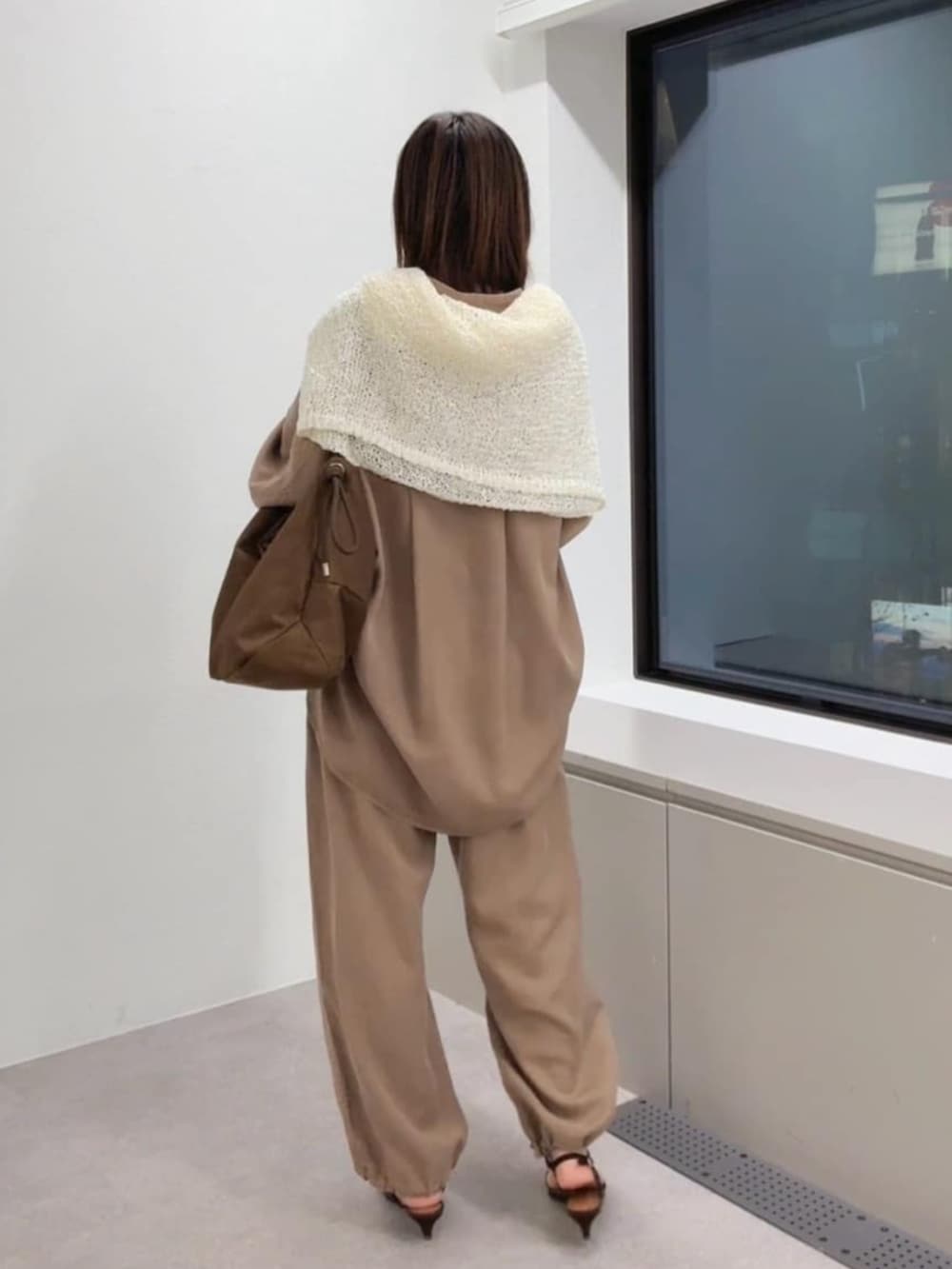 ブラウン系のその他パンツ、ブラウン系のシャツ/ブラウス、ブラウン系のトートバッグを着用したレディースの春コーディネートの3枚目の写真