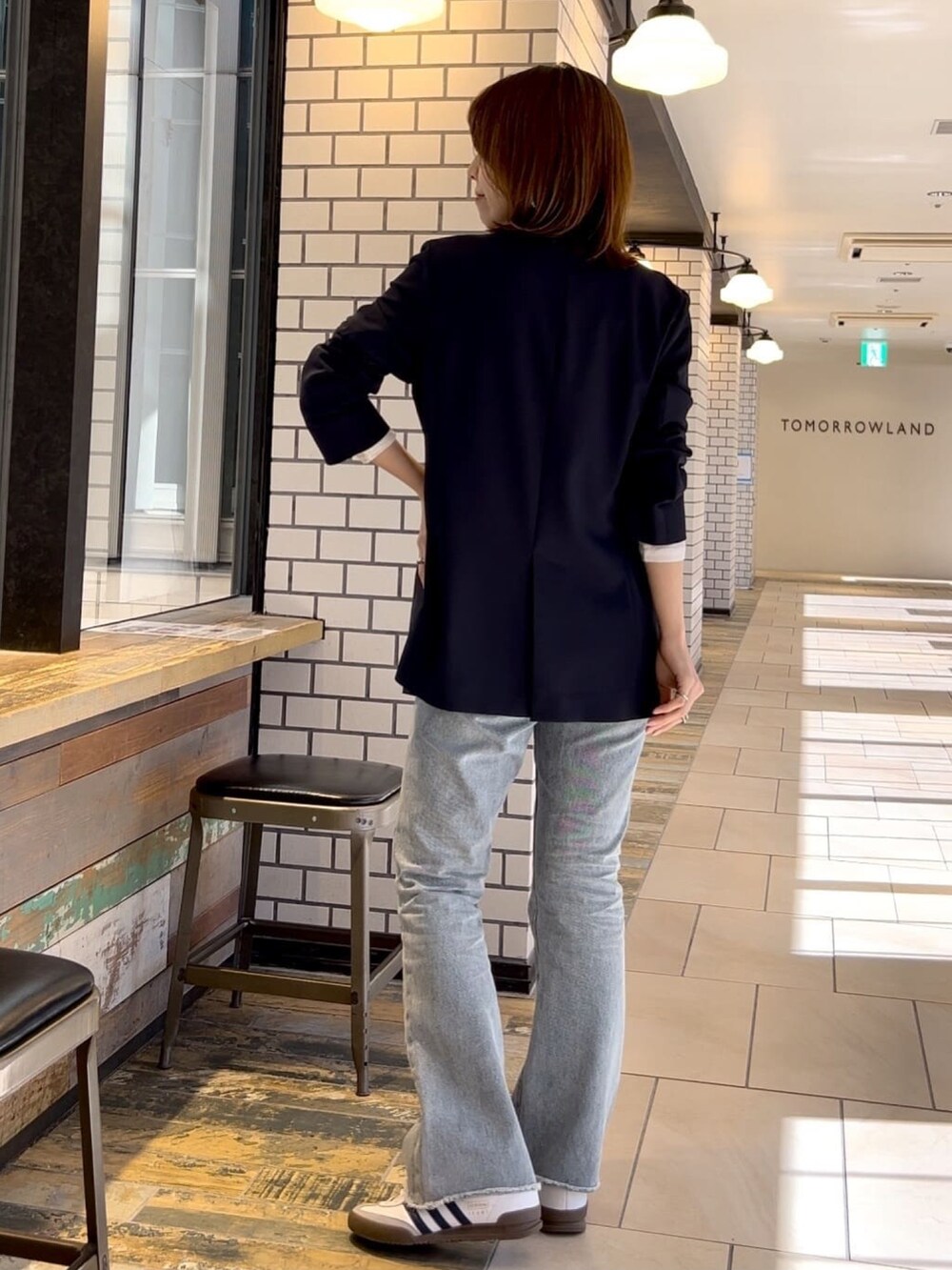 ホワイト系のTシャツ/カットソー、ブルー系のテーラードジャケット、ブルー系のデニムパンツを着用したレディースの春コーディネートの3枚目の写真