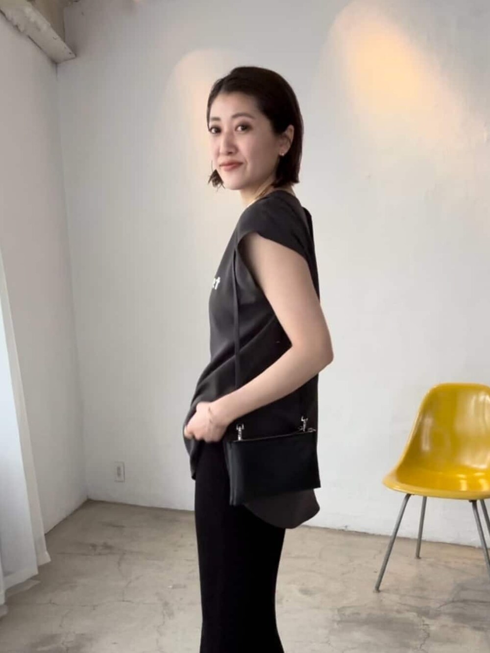 グレー系のシャツ/ブラウス、ブラック系のスカート、ブラック系のサンダルを着用したレディースの夏コーディネートの3枚目の写真