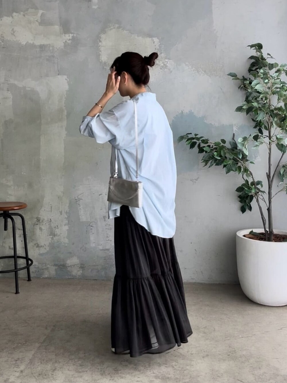 ブルー系のシャツ/ブラウス、ブラック系のスカートを着用したレディースの春コーディネートの2枚目の写真