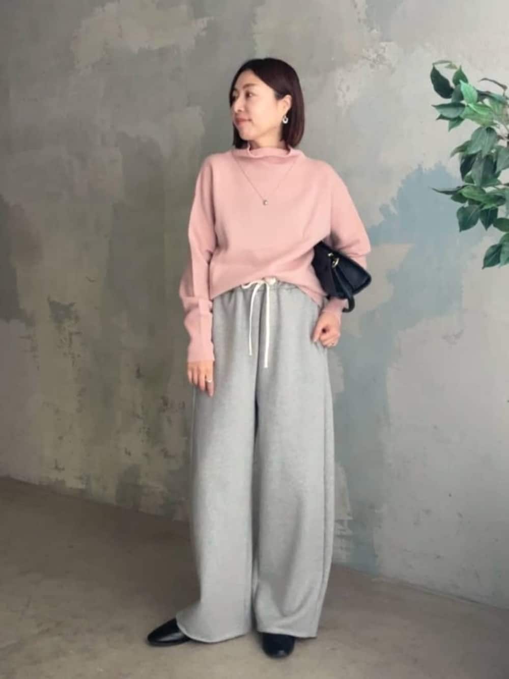 ブラック系のローファー、ブラック系のハンドバッグ、グレー系のその他アウターを着用したレディースの冬コーディネートの4枚目の写真