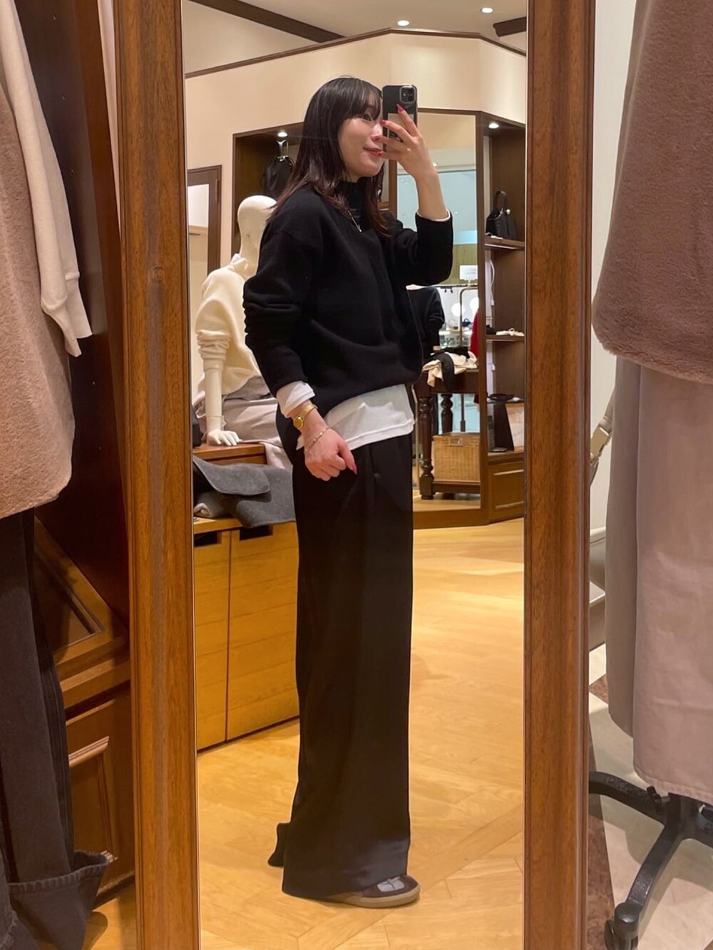 ブラック系のニット/セーター、ホワイト系のTシャツ/カットソー、ブラック系のその他パンツを着用したレディースの秋コーディネートの2枚目の写真