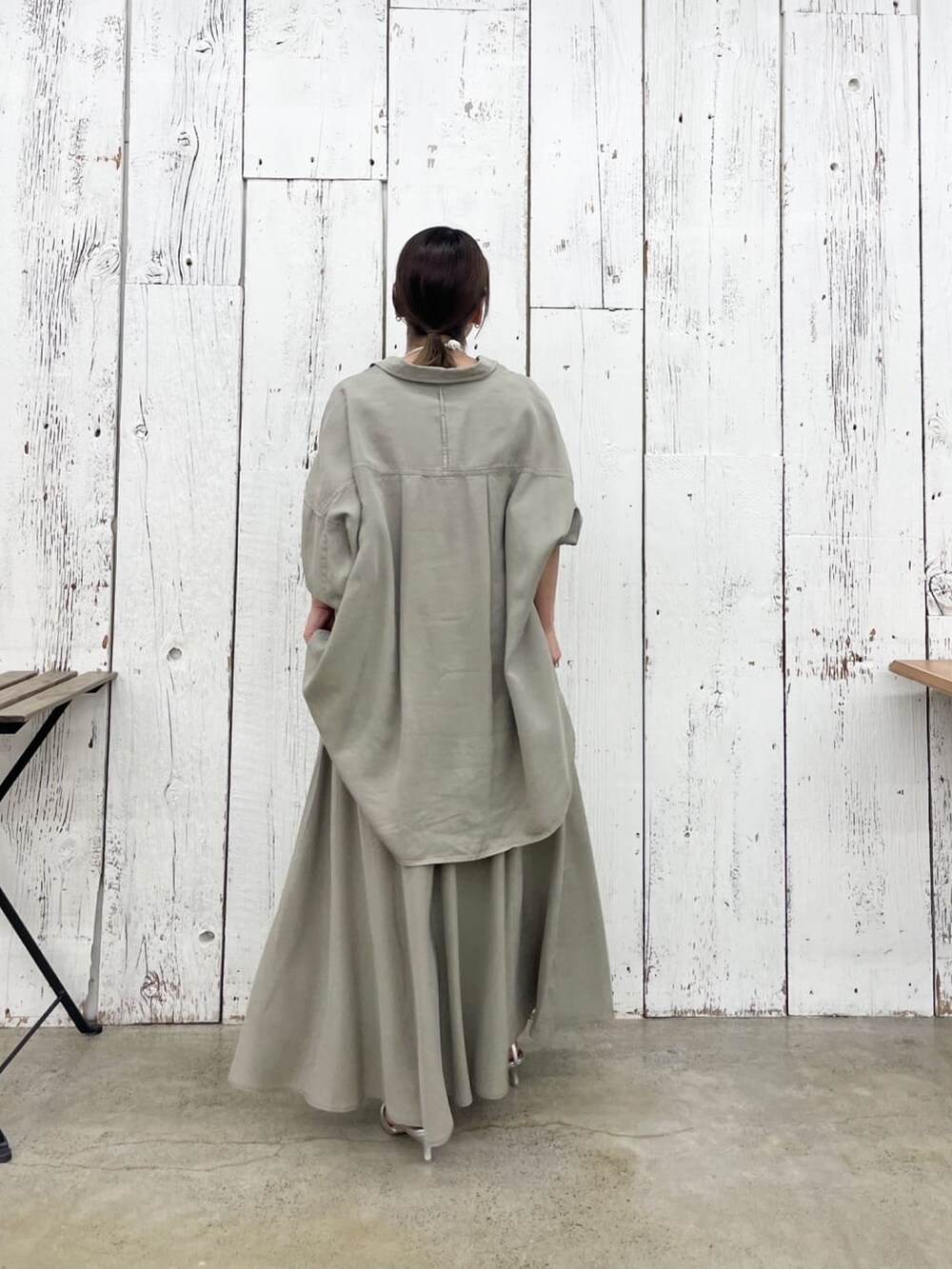 グリーン系のシャツ/ブラウス、グリーン系のスカート、シルバー系のその他シューズを着用したレディースの冬コーディネートの5枚目の写真