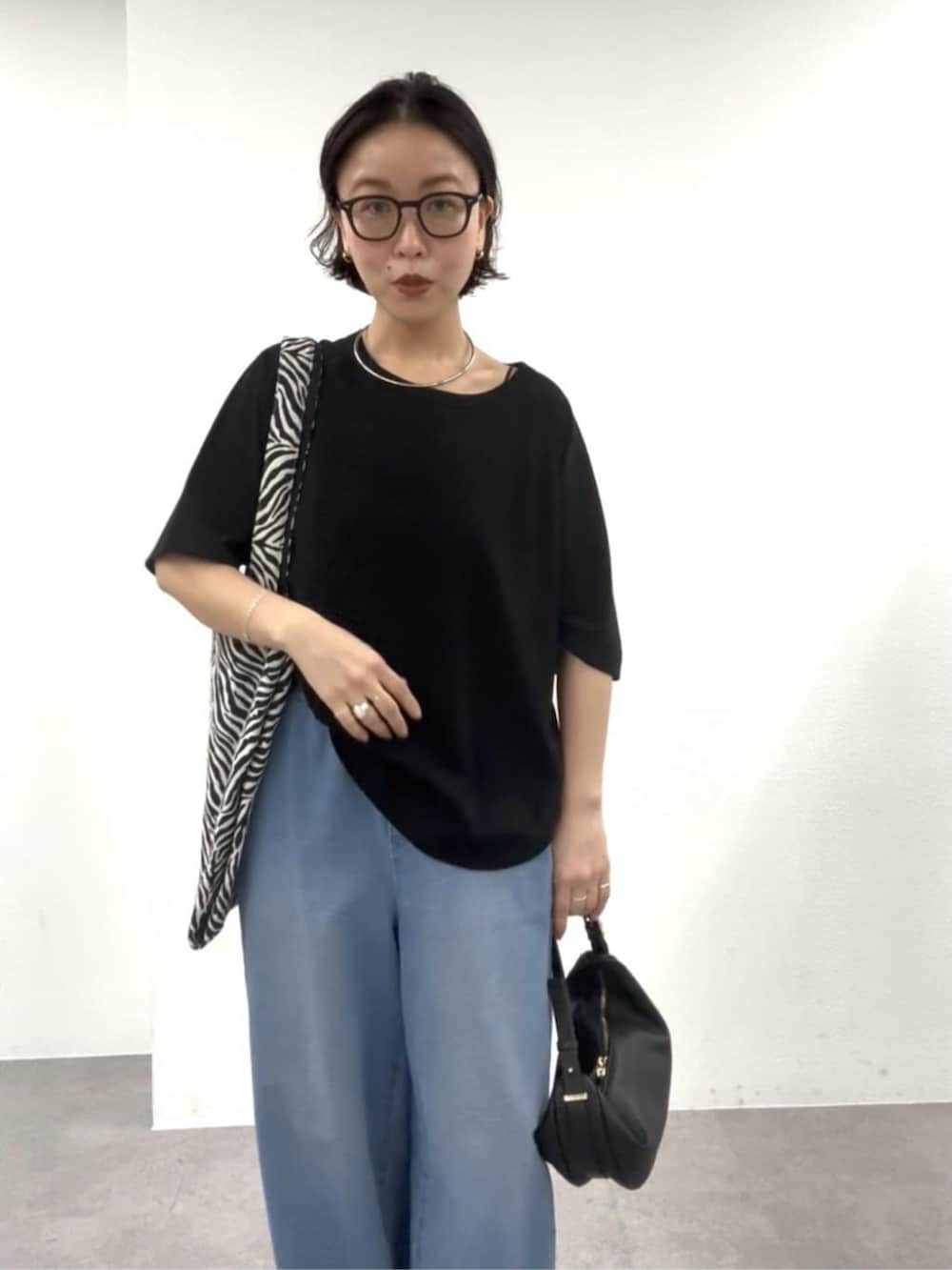 ブラック系のショルダーバッグ、ブラック系のTシャツ/カットソー、ブラック系のトートバッグを着用したレディースの春コーディネートの4枚目の写真