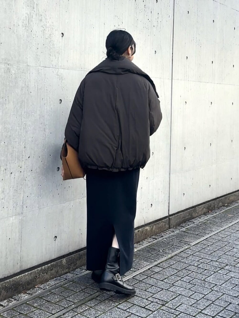 ブラウン系のダウンジャケット/コート、イエロー系のハンドバッグ、ブルー系のスカートを着用したレディースの秋コーディネートの4枚目の写真