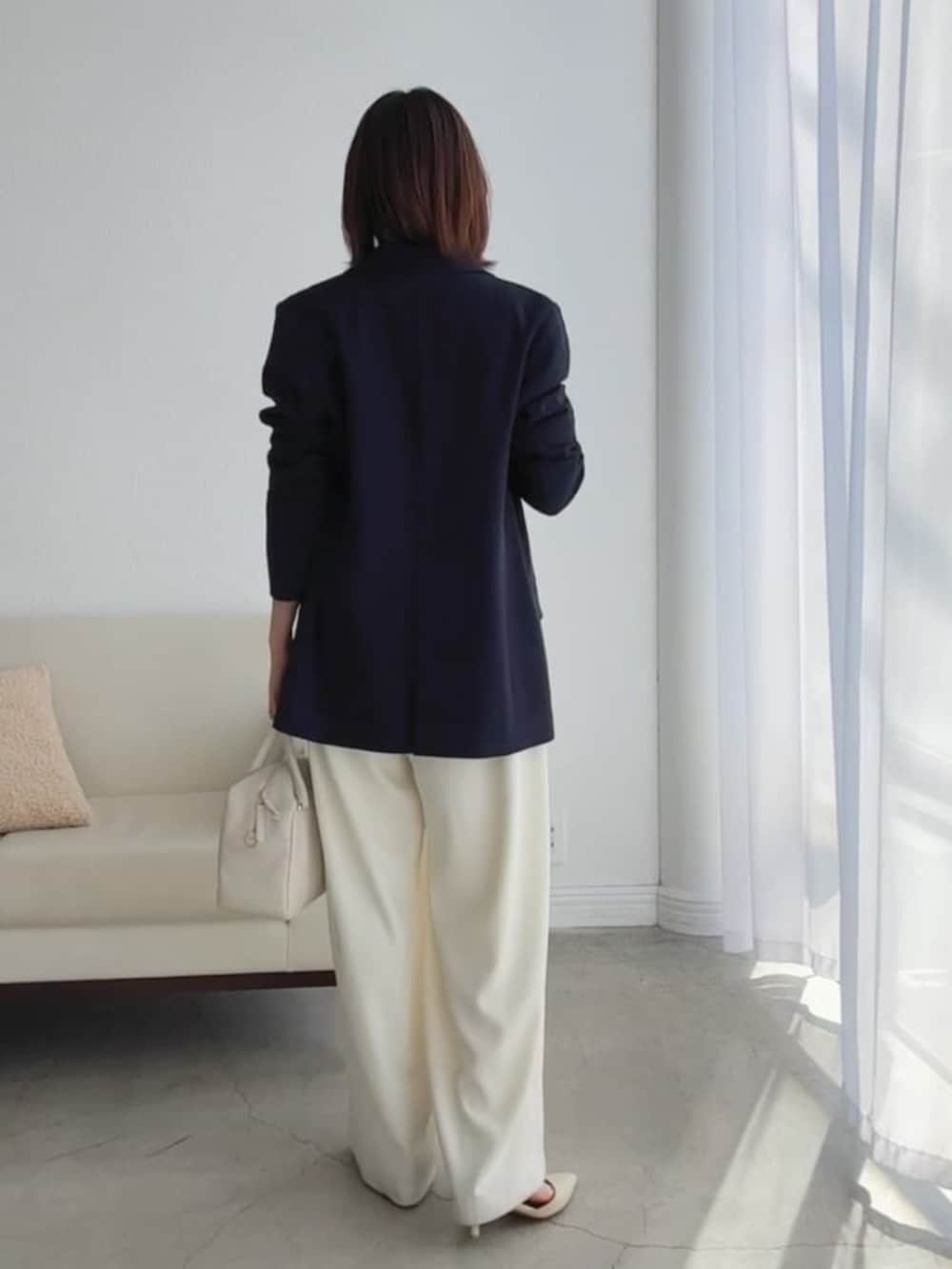 ホワイト系のスラックス、ホワイト系のシャツ/ブラウス、ホワイト系のその他シューズを着用したレディースの春コーディネートの3枚目の写真