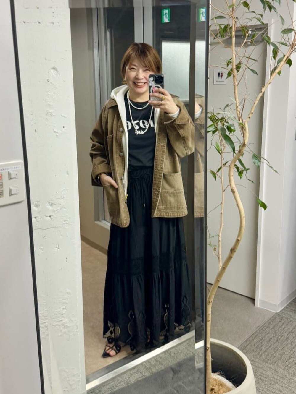 ブラック系のスカート、グレー系のTシャツ/カットソーを着用したレディースの春コーディネートの3枚目の写真