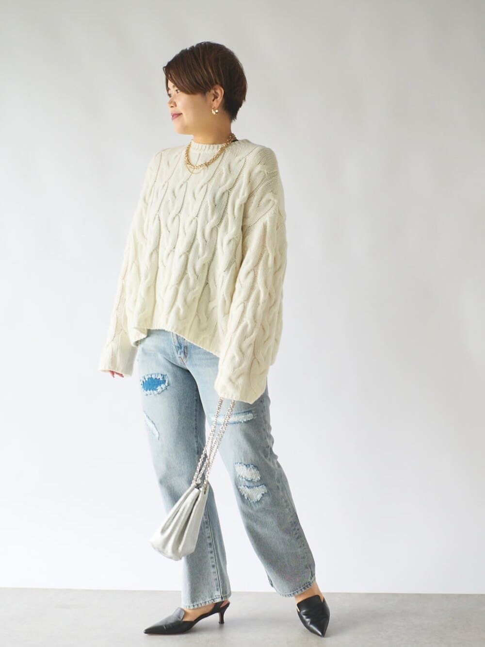 ブラウン系のダウンジャケット/コート、ブルー系のデニムパンツ、ブラウン系のローファーを着用したレディースの秋コーディネートの3枚目の写真