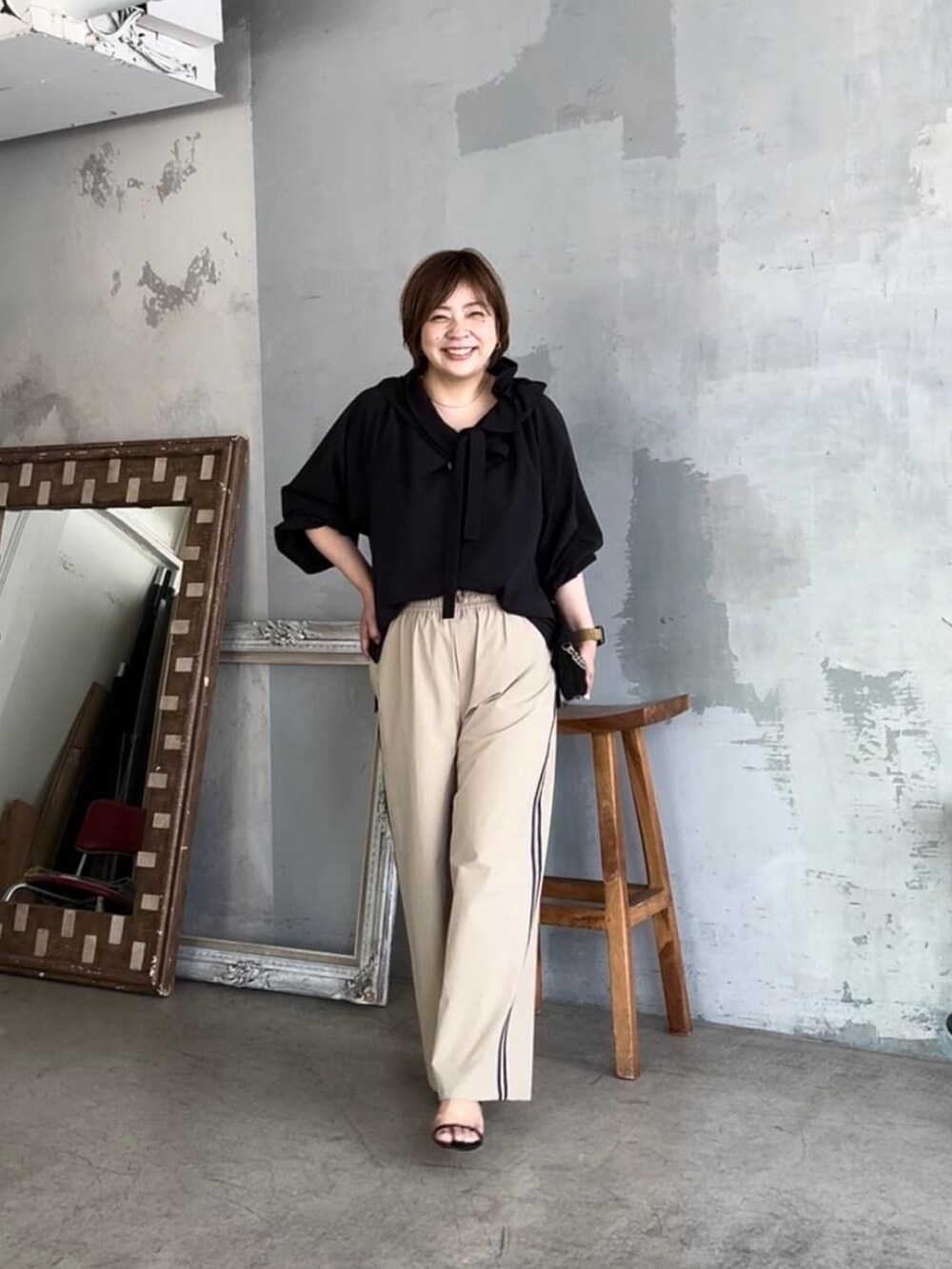 ブラック系のシャツ/ブラウス、ブラック系のショルダーバッグ、ベージュ系のその他パンツを着用したレディースの夏コーディネートの3枚目の写真