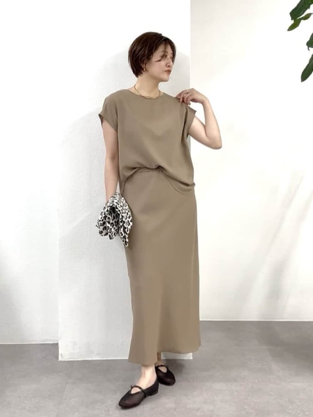 ブラック系のその他シューズ、ベージュ系のトートバッグ、ブラウン系のシャツ/ブラウスを着用したレディースの春コーディネートの3枚目の写真