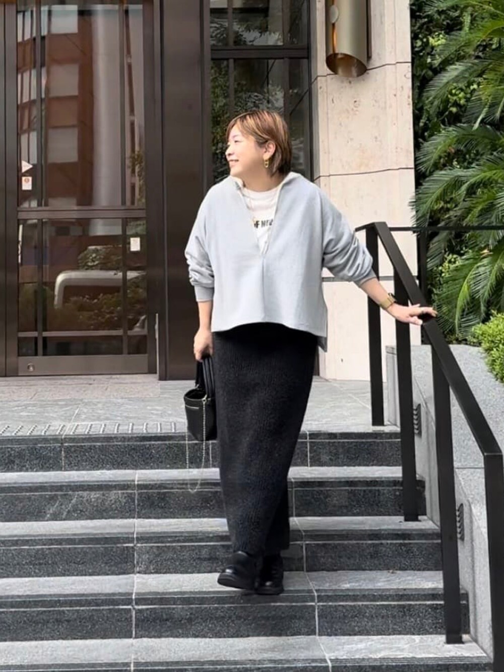 ブラック系のスカート、ホワイト系のTシャツ/カットソー、イエロー系のMA-1を着用したレディースの秋コーディネートの3枚目の写真