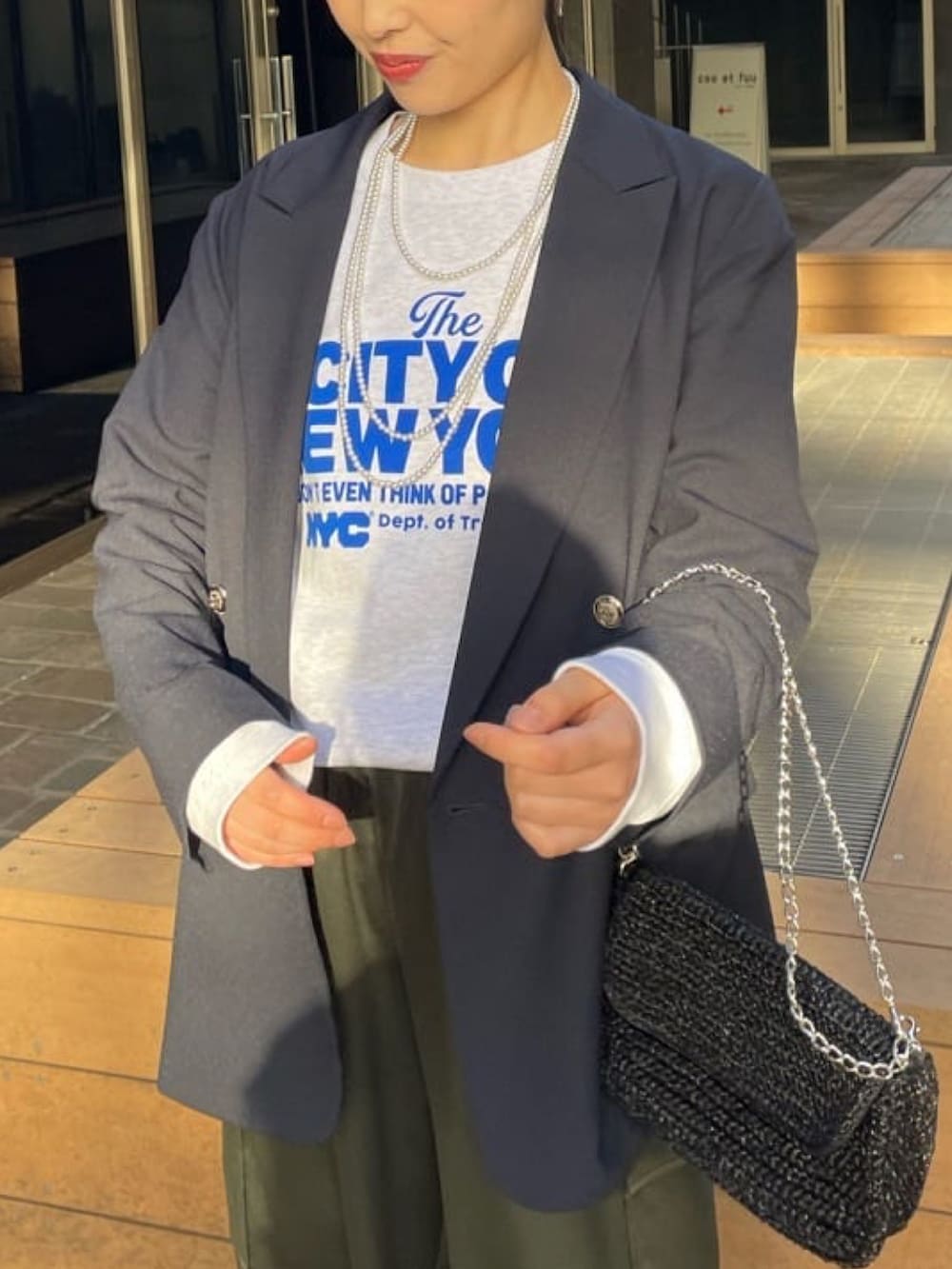 ブルー系のテーラードジャケット、グレー系のスウェット、グリーン系のカーゴパンツを着用したレディースの冬コーディネートの3枚目の写真