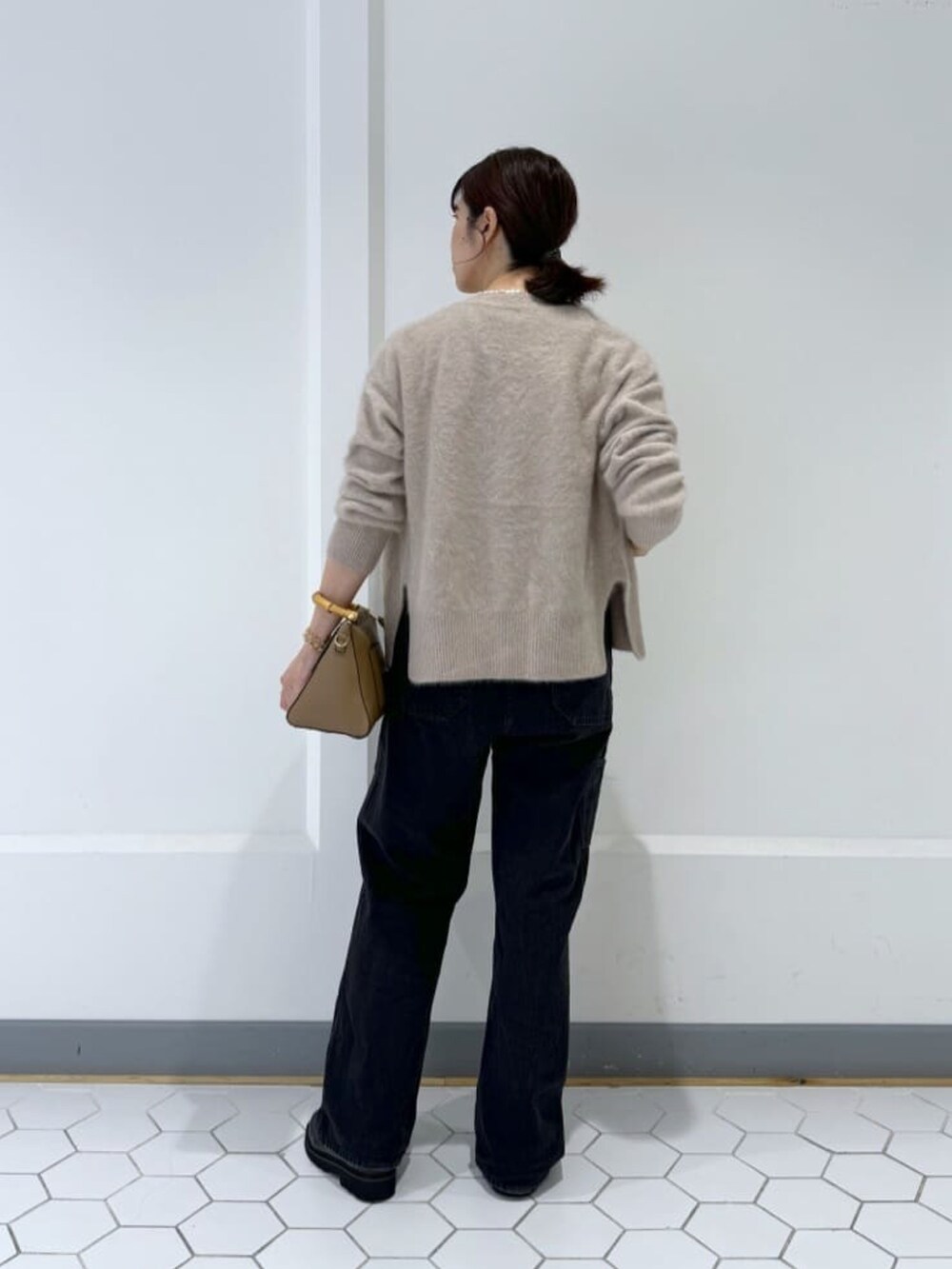 グレー系のカーディガン/ボレロ、ブラック系のサロペット/オーバーオールを着用したレディースの冬コーディネートの4枚目の写真