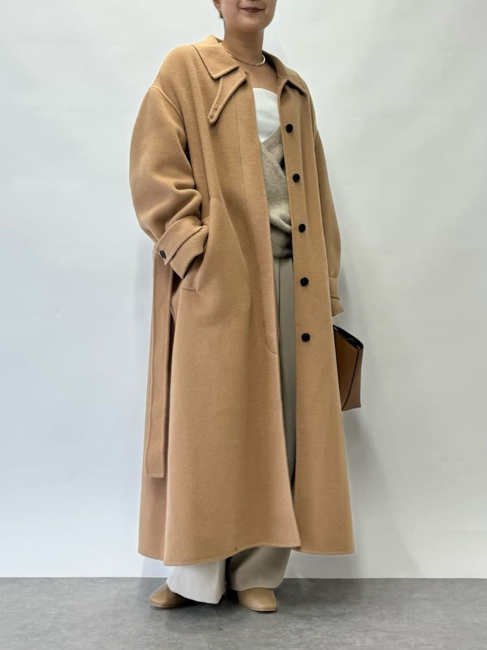 ブラウン系のニット/セーター、イエロー系のその他アウター、シルバー系のチョーカーを着用したレディースの秋コーディネートの4枚目の写真