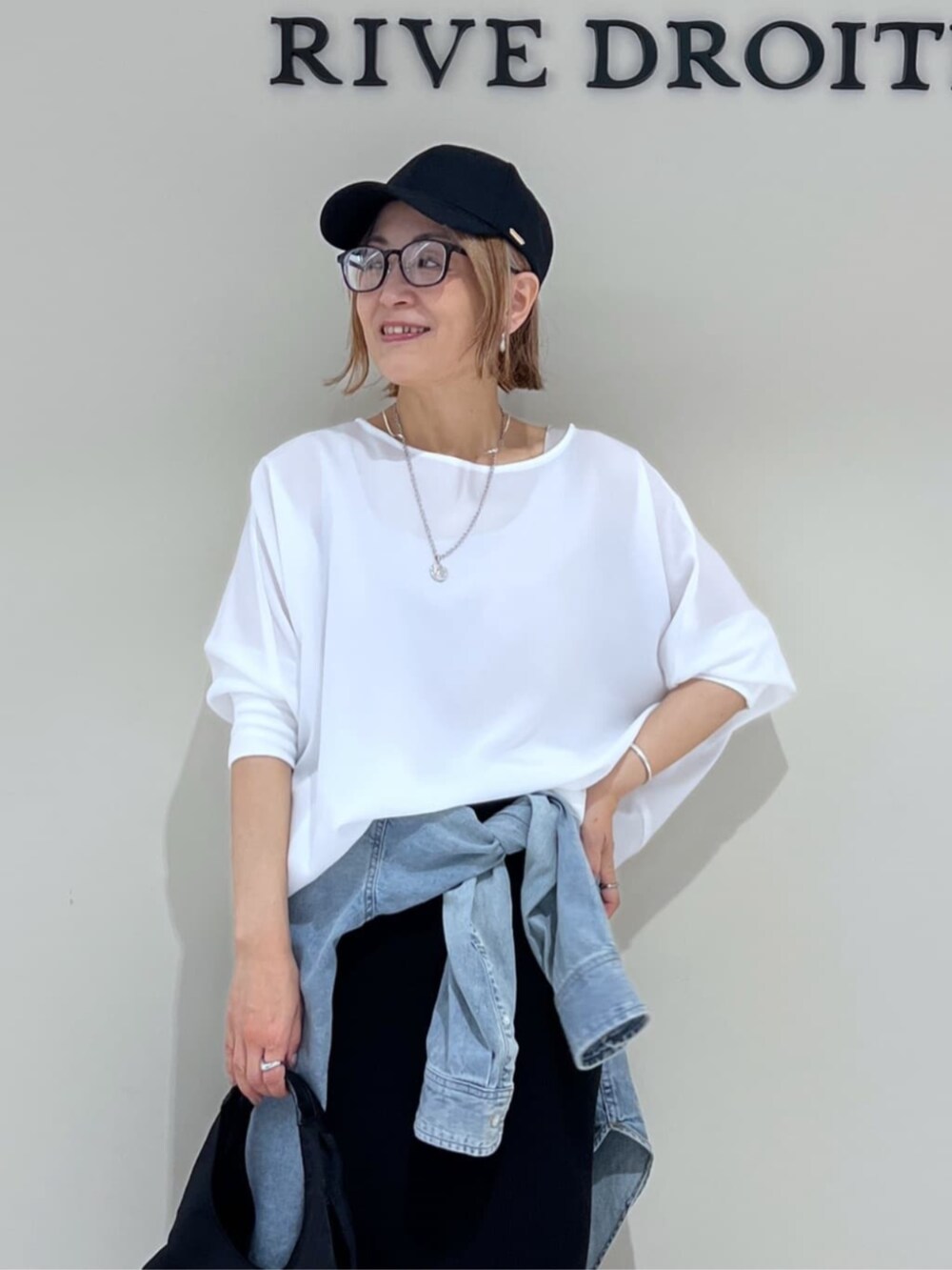 ホワイト系のシャツ/ブラウス、ブルー系のシャツ/ブラウス、ブラック系のスカートを着用したレディースの春コーディネートの4枚目の写真