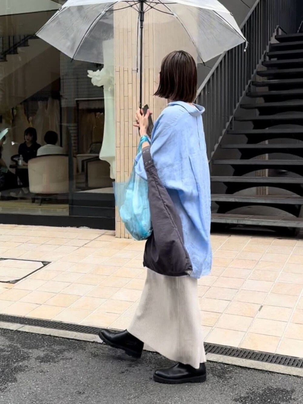 ブルー系のシャツ/ブラウス、ホワイト系のワンピース、ブラック系のブーツを着用したレディースの夏コーディネートの2枚目の写真
