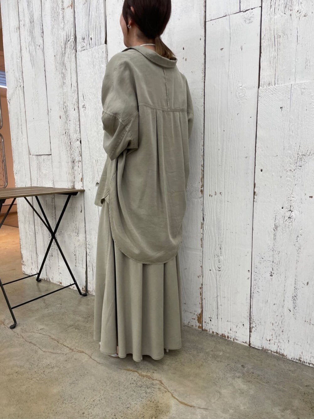 グリーン系のシャツ/ブラウス、グリーン系のスカート、シルバー系のその他シューズを着用したレディースの冬コーディネートの4枚目の写真