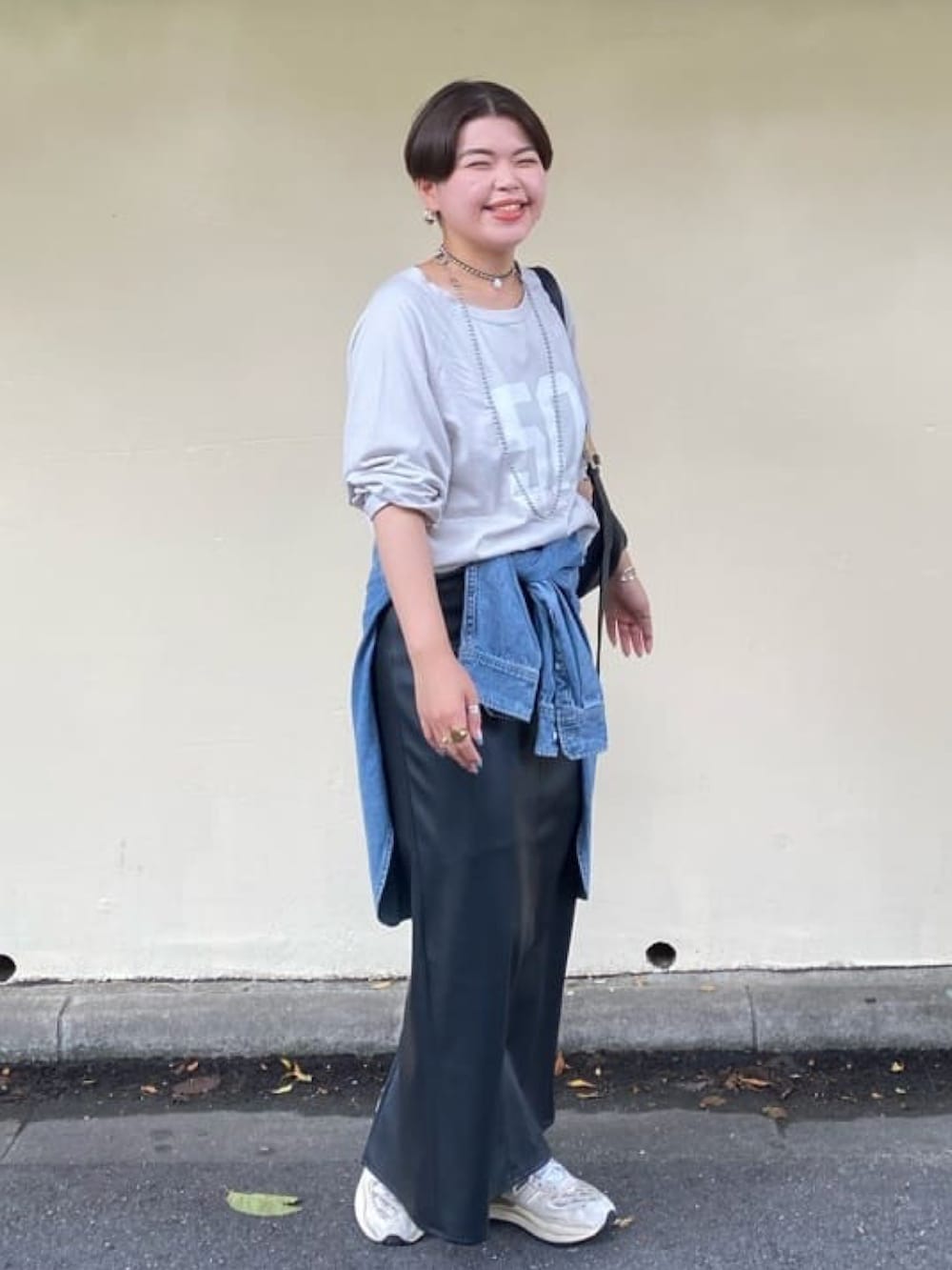 グレー系のTシャツ/カットソー、ブラック系のスカート、ブルー系のシャツ/ブラウスを着用したレディースの秋コーディネートの3枚目の写真