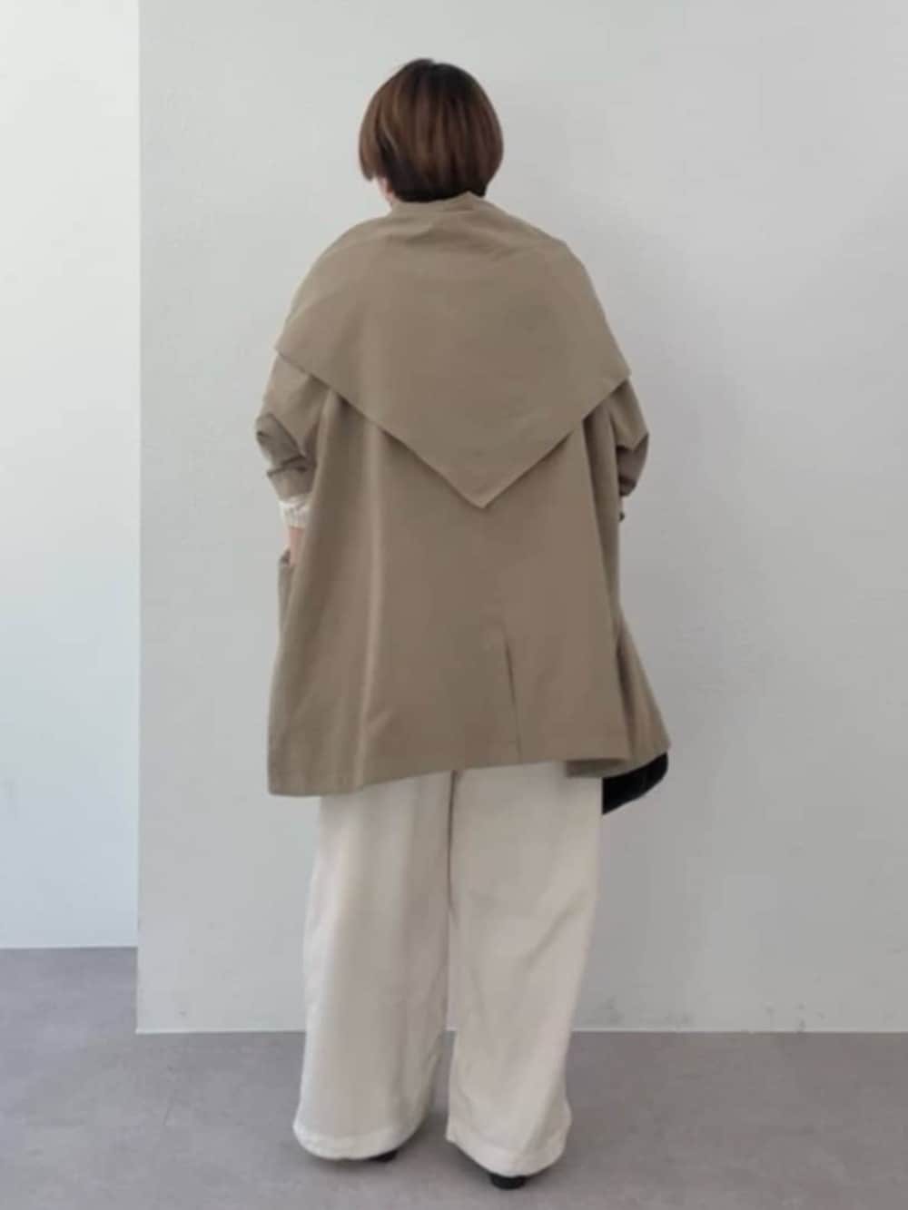 ホワイト系のその他パンツ、ブラウン系のキャミソール、ホワイト系のニット/セーターを着用したレディースの春コーディネートの3枚目の写真