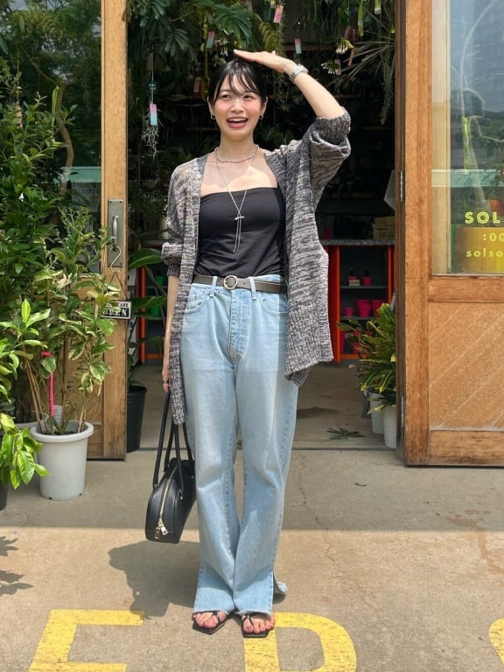 ブラック系のキャミソール、グレー系のカーディガン/ボレロ、ブルー系のデニムパンツを着用したレディースの夏コーディネートの2枚目の写真