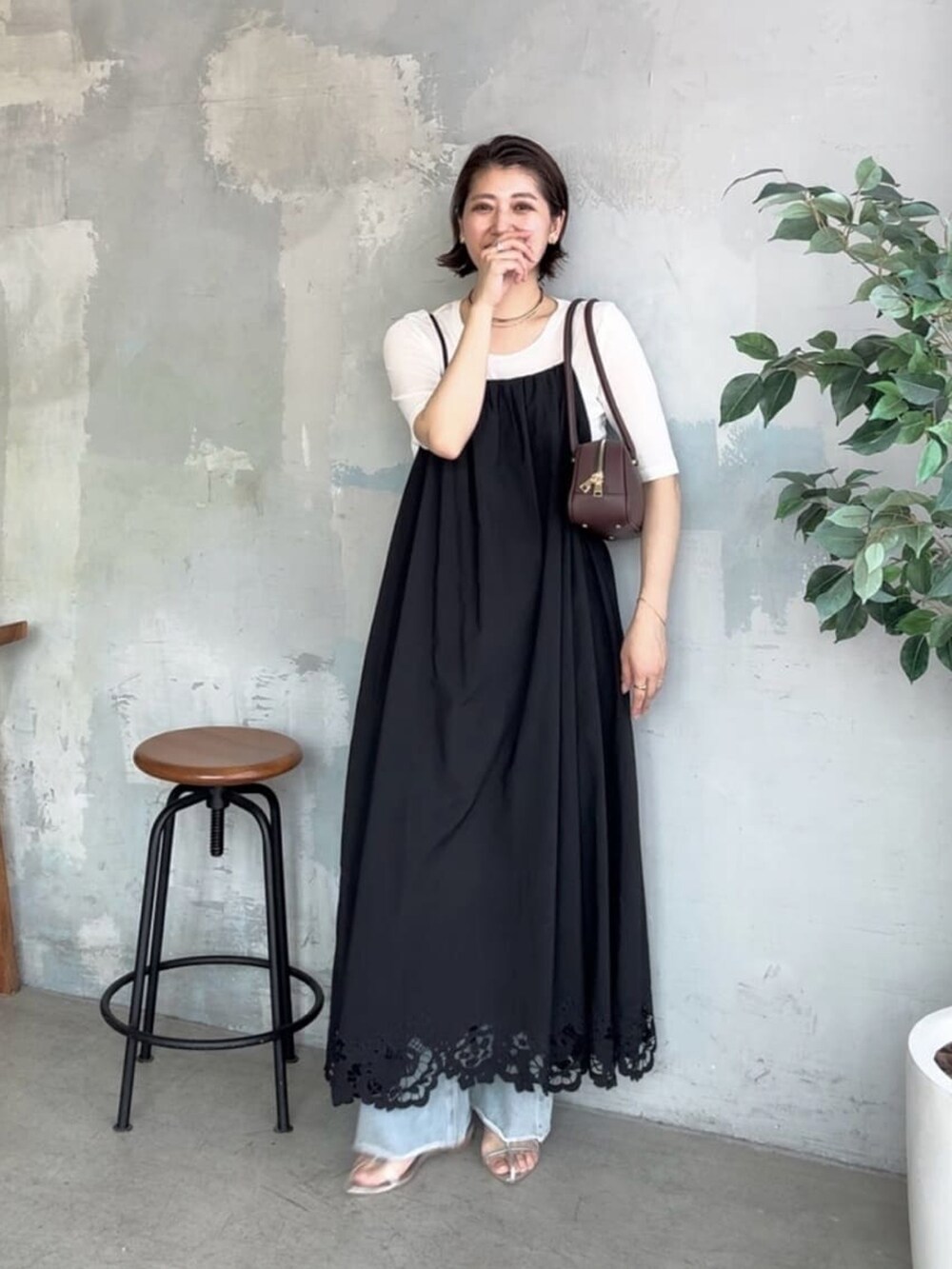ホワイト系のTシャツ/カットソー、ブラック系のワンピース、ブラウン系のショルダーバッグを着用したレディースの夏コーディネートの3枚目の写真