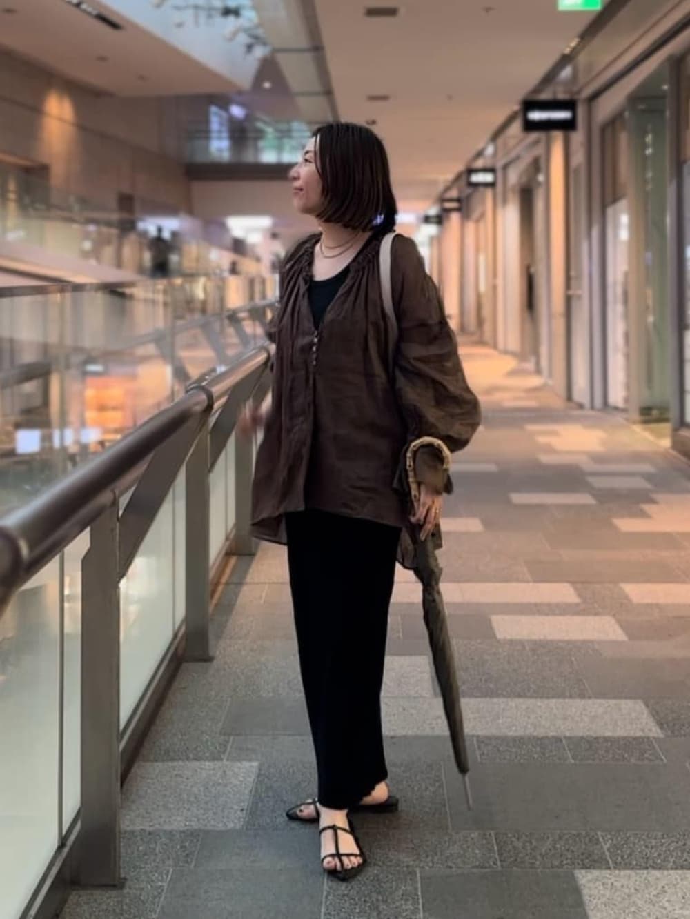 ベージュ系のシャツ/ブラウス、ホワイト系のスカートを着用したレディースの春コーディネートの2枚目の写真