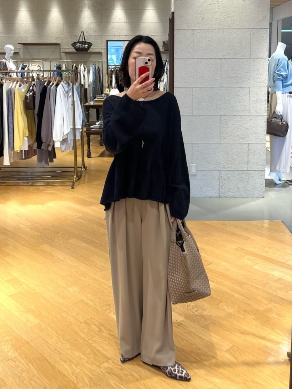 ベージュ系のその他シューズ、イエロー系のスラックス、ブラック系のニット/セーターを着用したレディースの春コーディネートの4枚目の写真