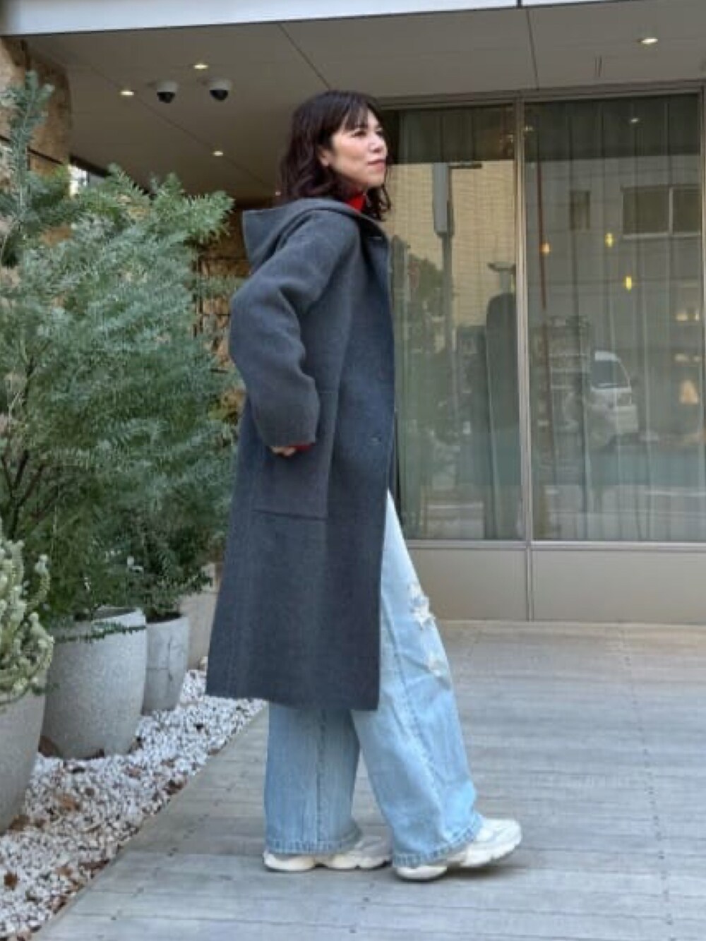 ブルー系のデニムパンツ、グレー系のその他アウターを着用したレディースの冬コーディネートの2枚目の写真