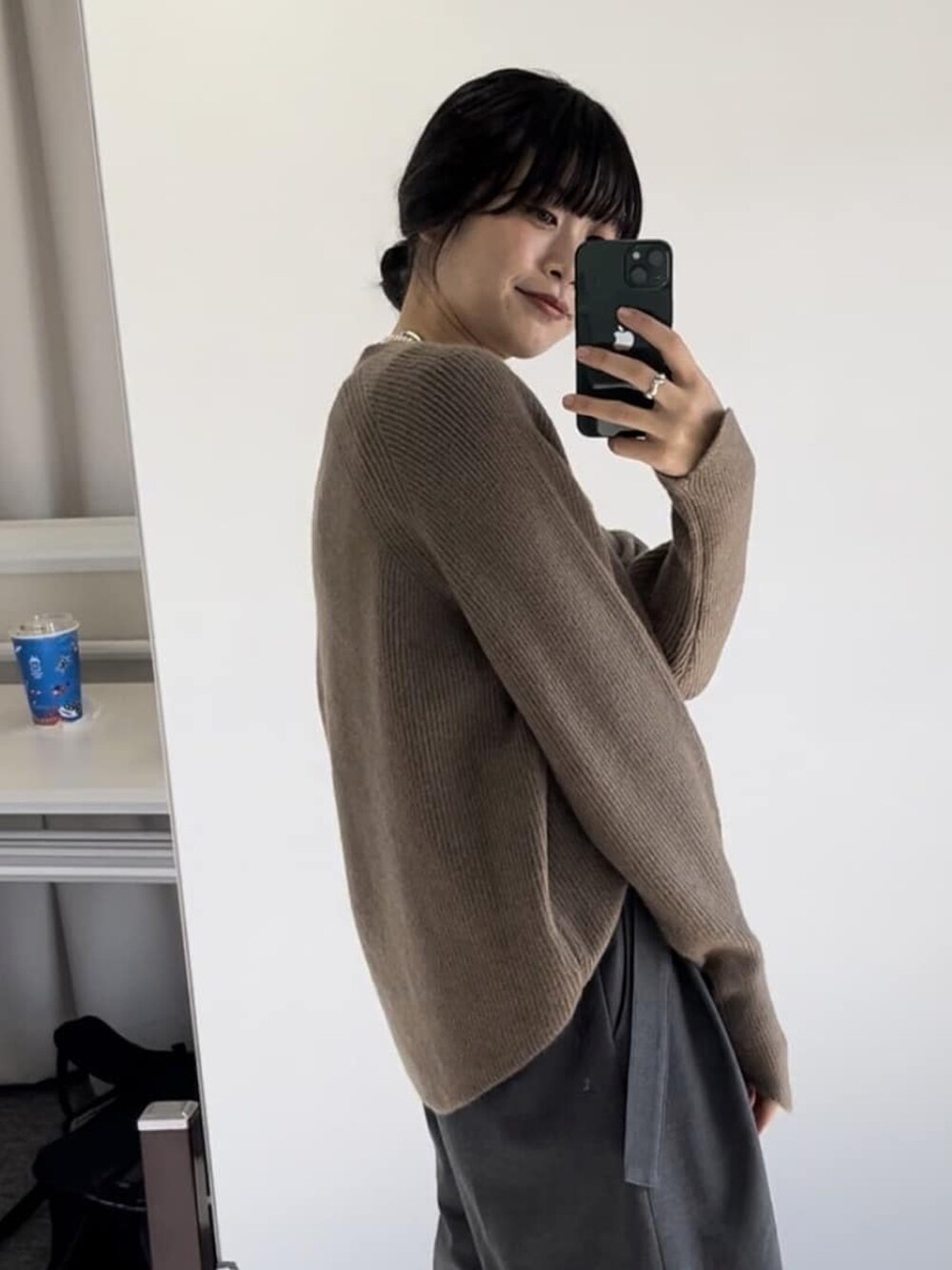 グレー系のニット/セーター、グレー系のその他パンツを着用したレディースの冬コーディネートの3枚目の写真