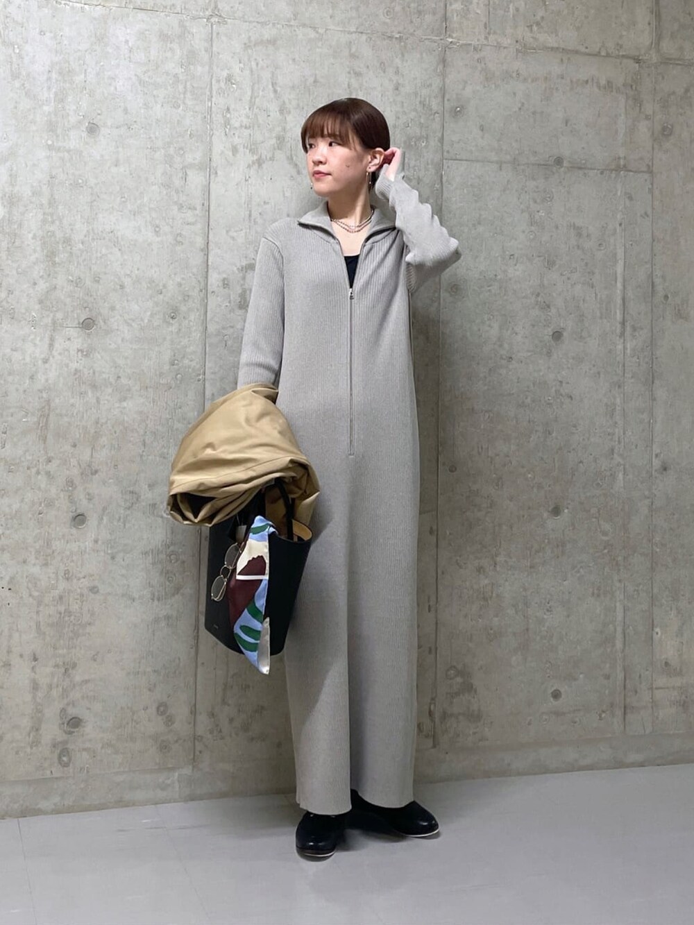 グレー系のワンピースを着用したレディースの春コーディネートの2枚目の写真
