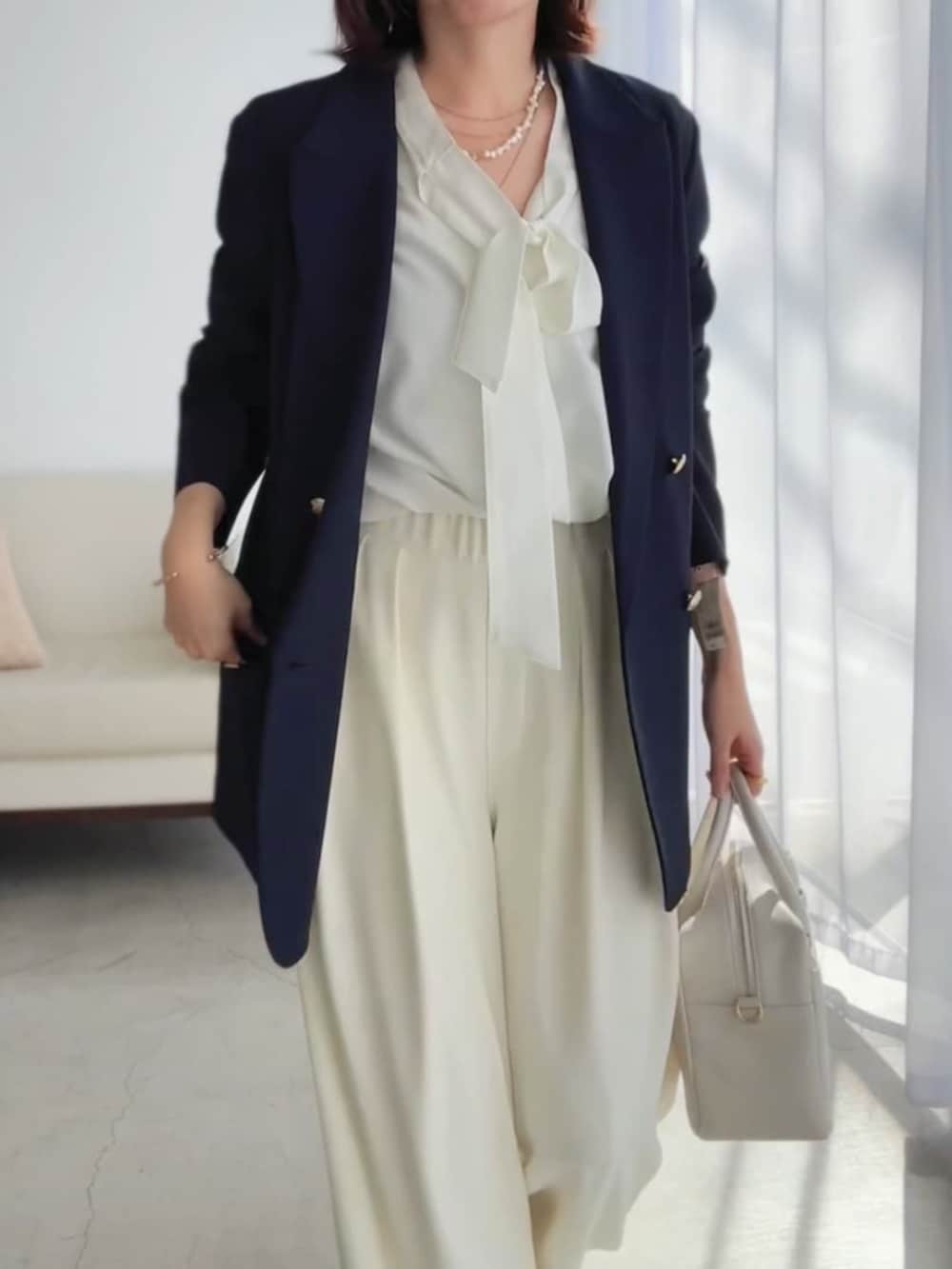 ホワイト系のスラックス、ホワイト系のシャツ/ブラウス、ホワイト系のその他シューズを着用したレディースの春コーディネートの4枚目の写真